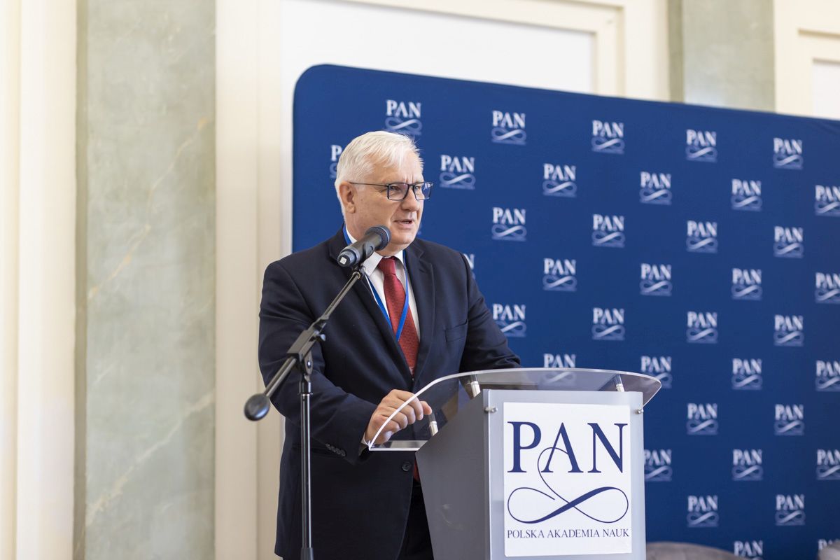 prof. Marek Konarzewski przy mównicy.