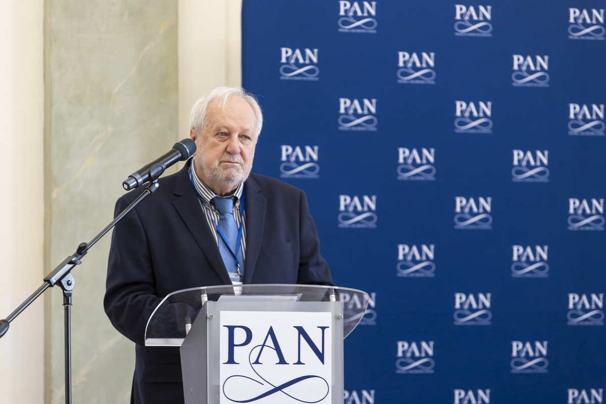 prof. Jerzy Duszyński przy mównicy.