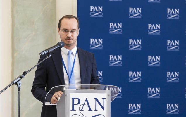 Mateusz Białas przy mównicy.