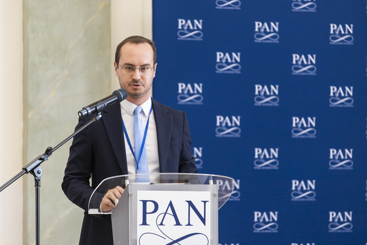 Mateusz Białas przy mównicy.