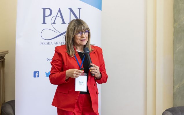 Prof. Agnieszka Popiel przy mównicy.
