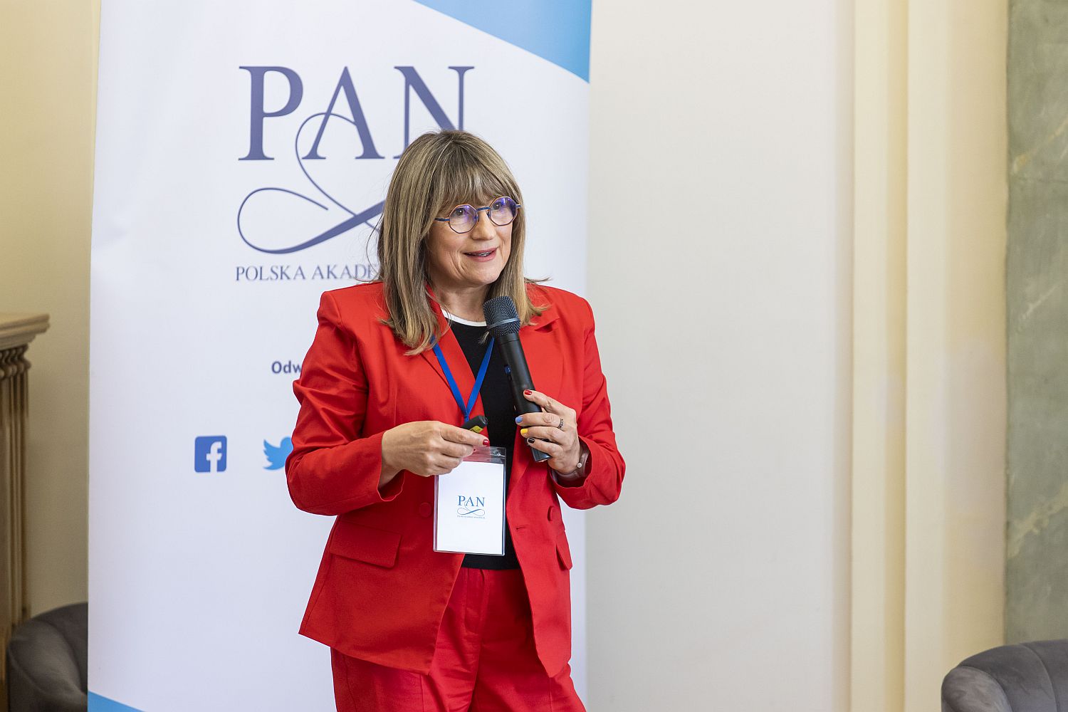 Prof. Agnieszka Popiel przy mównicy.