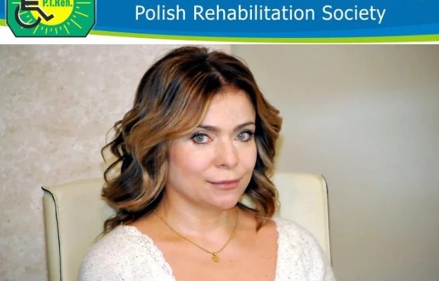 Katarzyna Gniadek-Olejniczak u góry logo Polskiego Towarzystwa Rehabilitacji.
