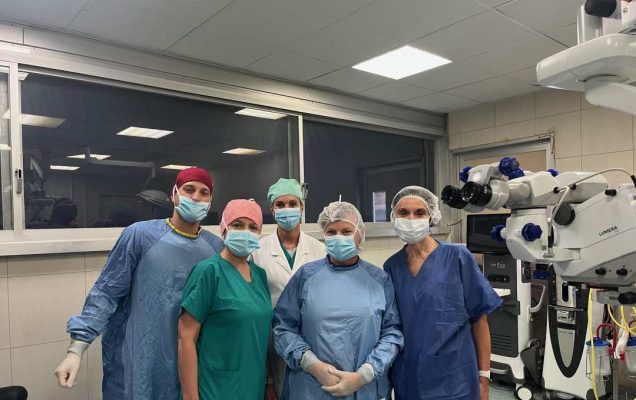 Joanna Wierzbowska na sali operacyjnej z pracownikami na stażu w Messynie.