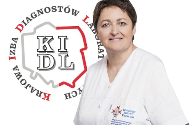 Agnieszka Kossek w stroju lekarskim za w tle logo KIDL.