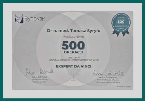 Certyfikat Synektik dla Tomasza Syryło. 500 operacji robotycznych.