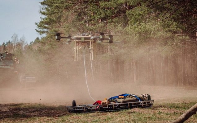 Dron ratunkowy nad rannym żołnierzem w noszach.