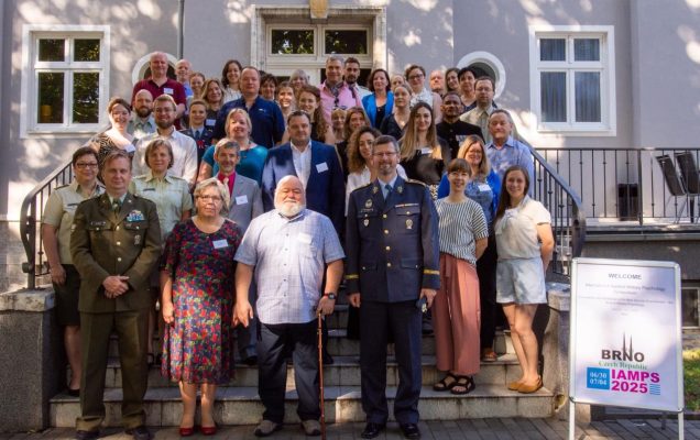 Zdjęcei grupowe przed budynkiem uczestników konferencji.