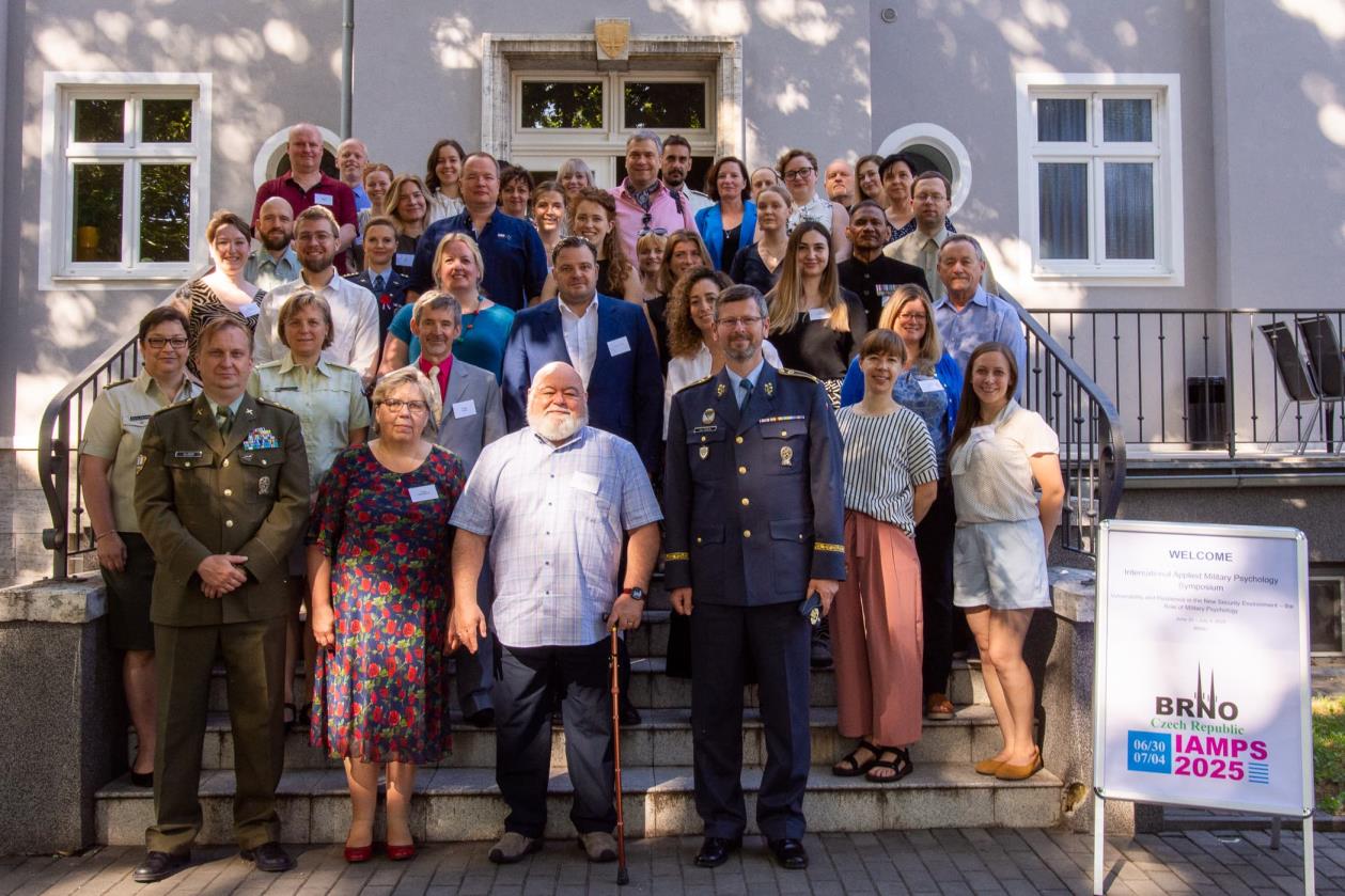 Zdjęcei grupowe przed budynkiem uczestników konferencji.
