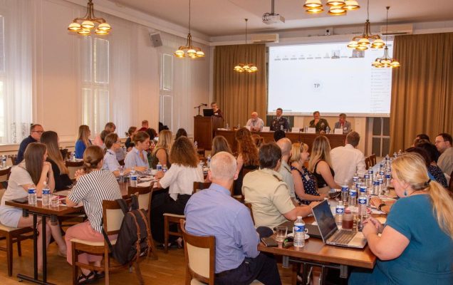 Uczestnicy na sali konferencyjnej.