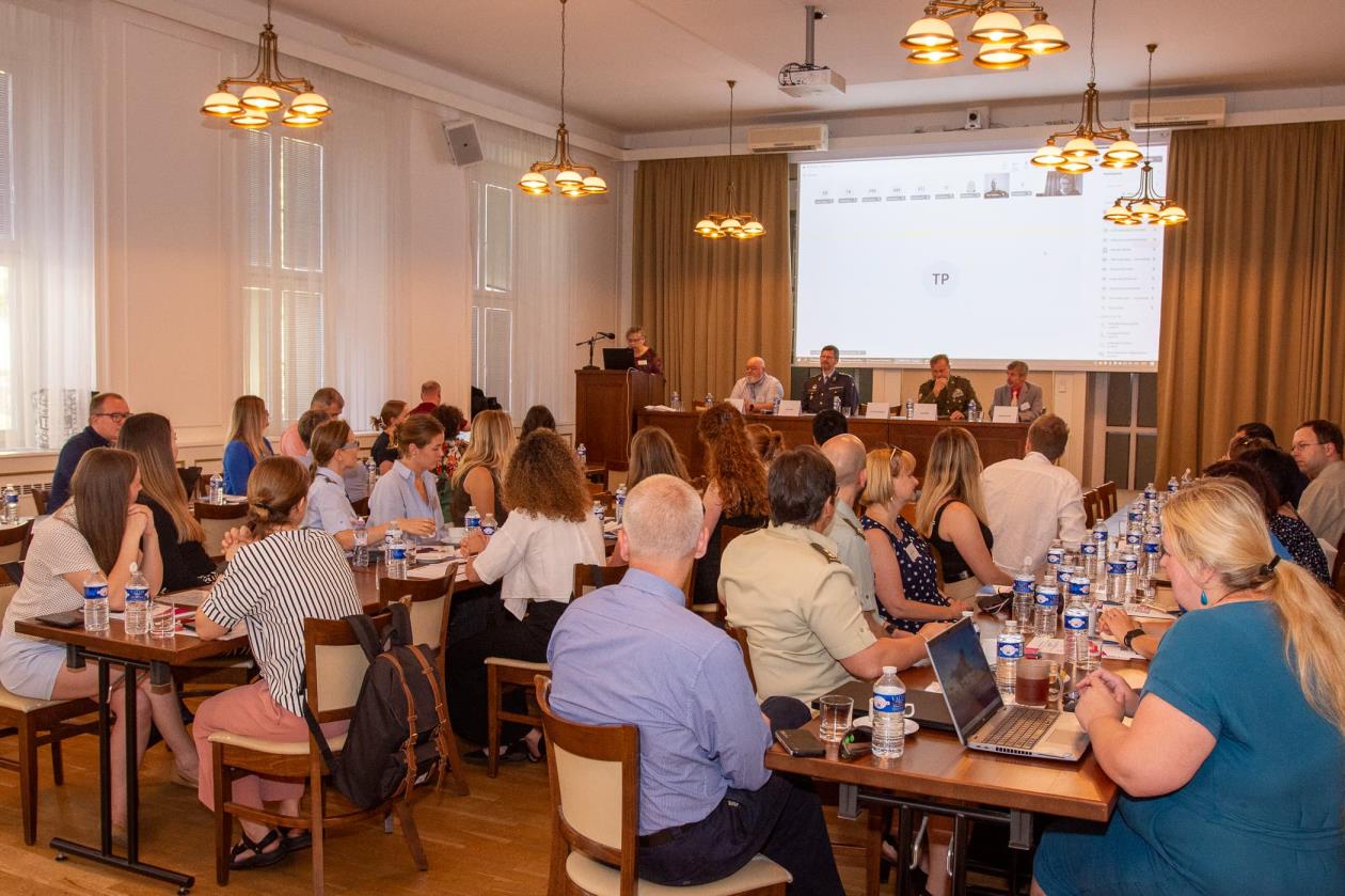 Uczestnicy na sali konferencyjnej.