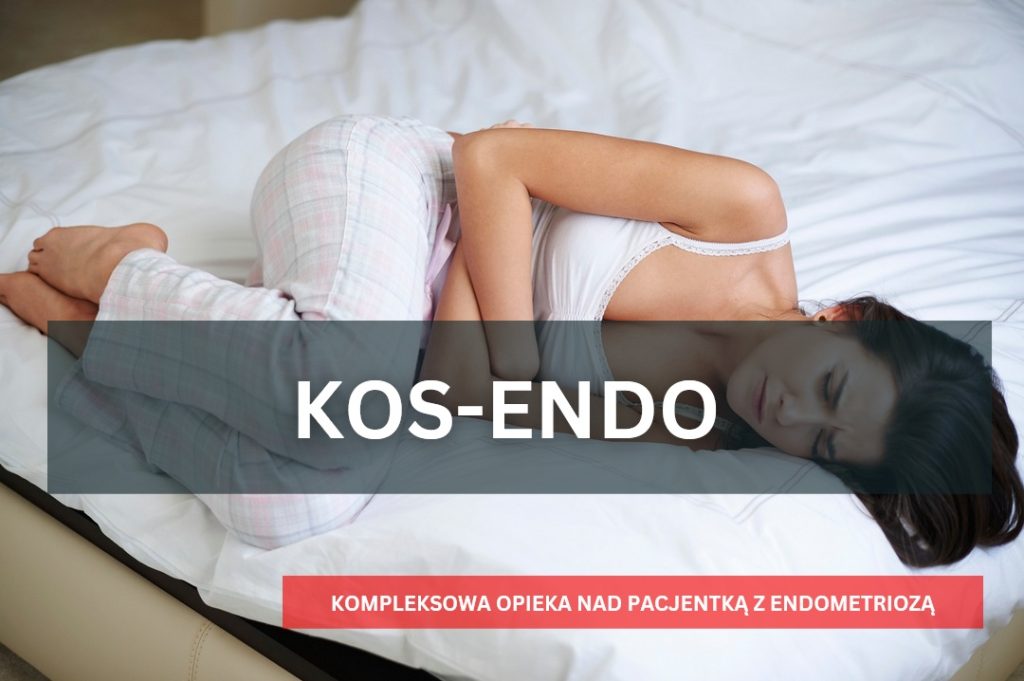 Kobieta leżąca na łóżku trzymająca się za podbrzusze. Napis KOS-ENDO. Koordynowana opieka nad pacjentką z endometriozą.