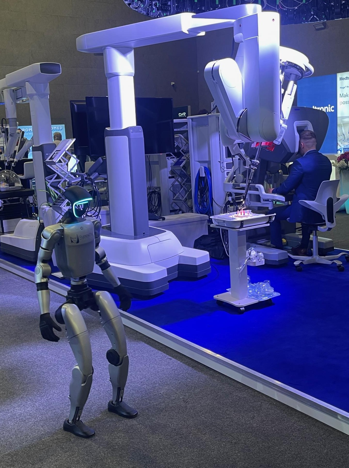 Humanoidalny robot na wystawie robotycznej.