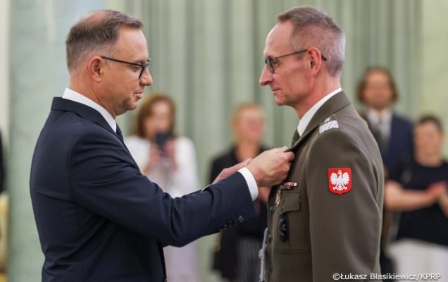 za wybitne zasługi w działalności na rzecz rozwoju medycyny i ochrony zdrowia KRZYŻEM OFICERSKIM ORDERU ODRODZENIA POLSKI gen. broni Grzegorz GIELERAK