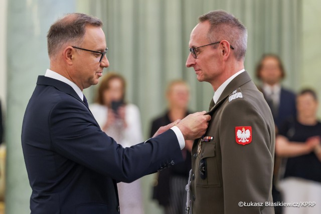 za wybitne zasługi w działalności na rzecz rozwoju medycyny i ochrony zdrowia KRZYŻEM OFICERSKIM ORDERU ODRODZENIA POLSKI gen. broni Grzegorz GIELERAK