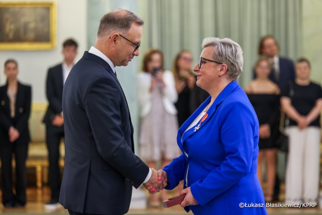 za wybitne zasługi w działalności na rzecz rozwoju medycyny i ochrony zdrowia KRZYŻEM KAWALERSKIM ORDERU ODRODZENIA POLSKI Lidia WOJDA