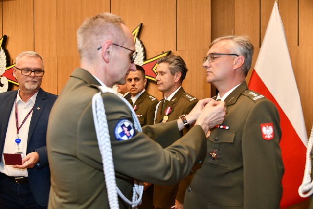Uroczyste wręczenia medali z okazji Dnia Wojska Polskiego