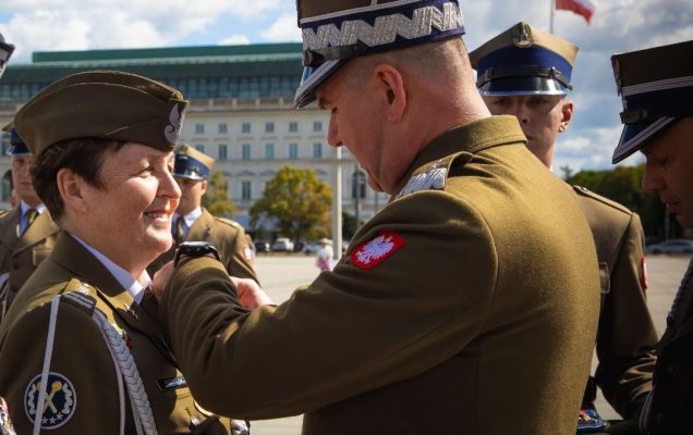 Pułkownik Barbara Betiuk podczas dekorowania medalem.