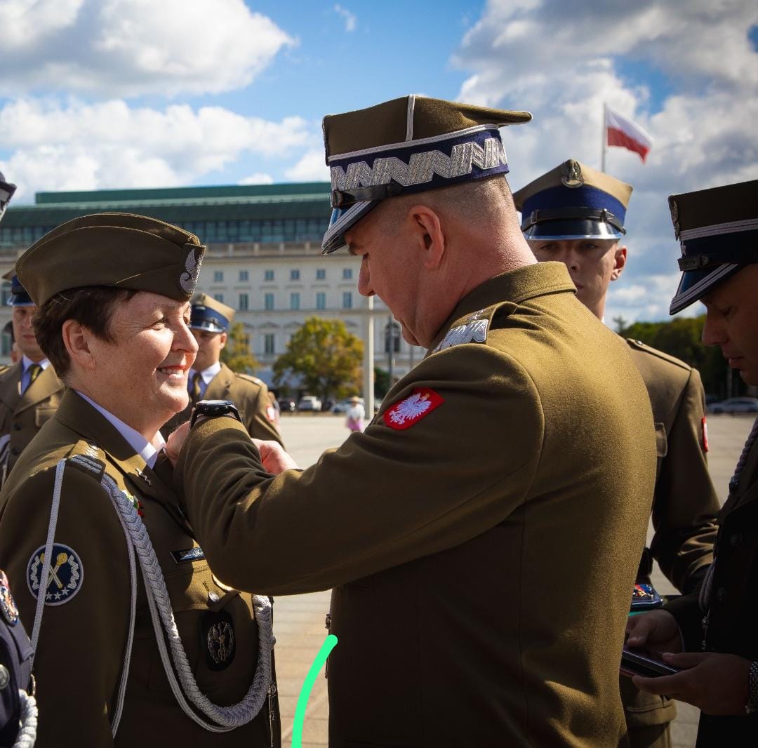 Pułkownik Barbara Betiuk podczas dekorowania medalem.
