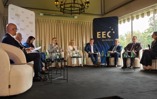 Uczestnicy debaty ECC podczas panelu na sali konferencyjnej.