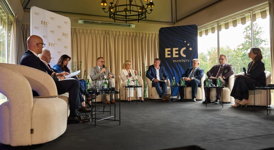 Uczestnicy debaty ECC podczas panelu na sali konferencyjnej.