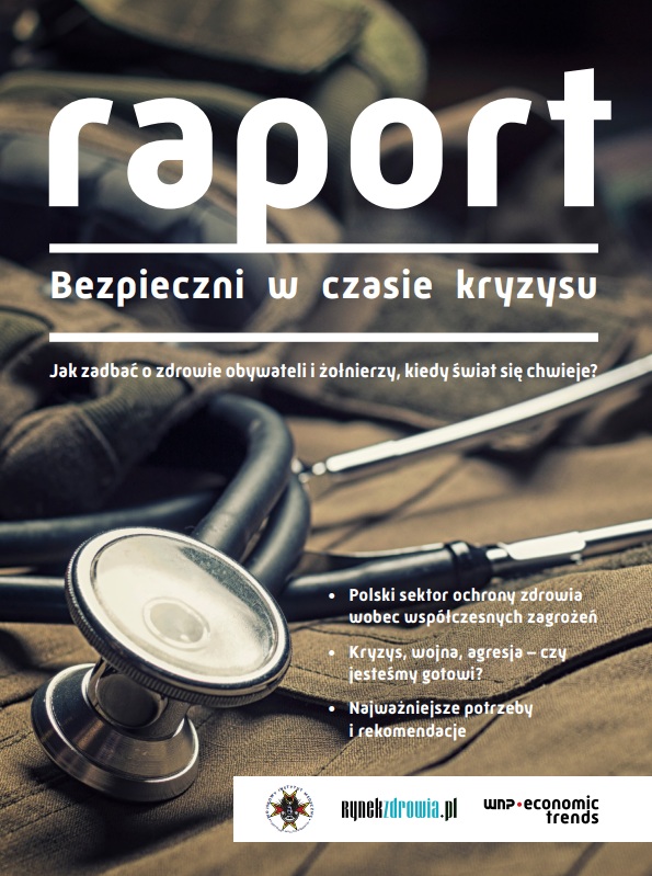 Okładka Raportu Bezpieczni w czasach kryzysu. Stetoskop w tle mundur i materiał polowy.