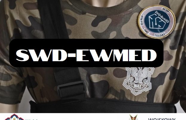 Manekin ubrany w koszulkę wojskową z elementami nasobnymi. Pod zdjęceim logotypy, WAT, WIM, TELDAT.