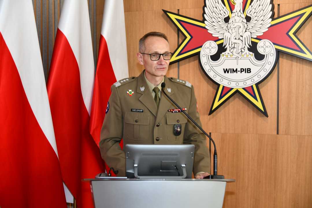 Dyrektor WIM-PIB przy mównicy.