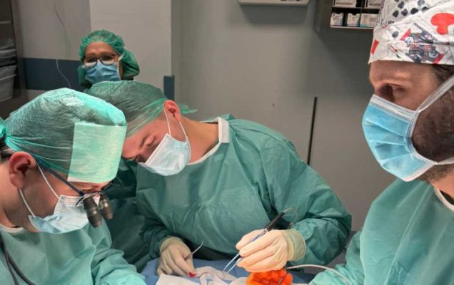 Lekarze na sali operacyjnej przy stole operacyjnym podczas zabiegu operacyjnego.