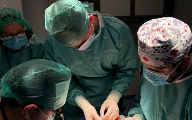 Chirurdzy na sali operacyjnej podczas operacji w wojskowym instytucie medycznym.