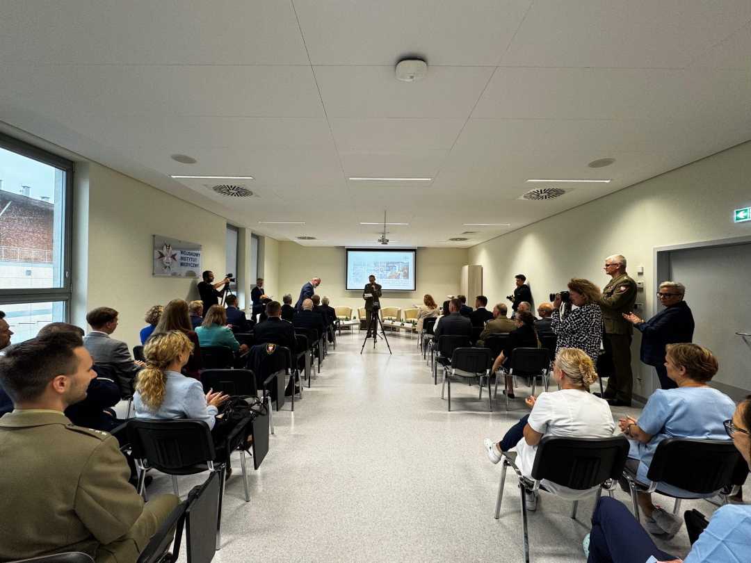 Sala konferencyjna w szpitalu w Legionowie. Na sali, goście, pracownicy Szpitala, reporterzy.