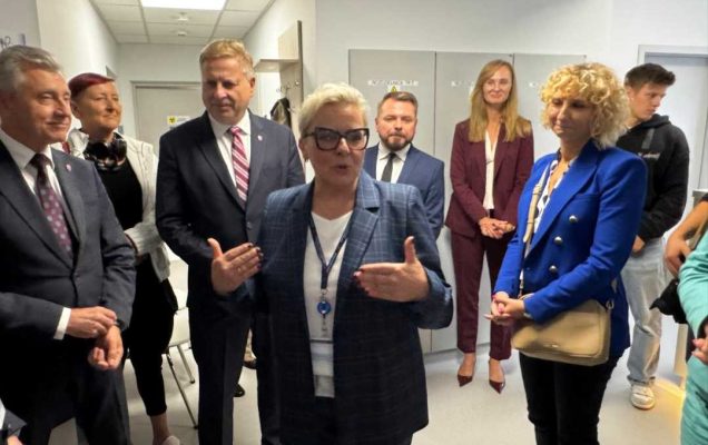 Lidia Wojda oprowadza gości i dziennikarzy po poradni.