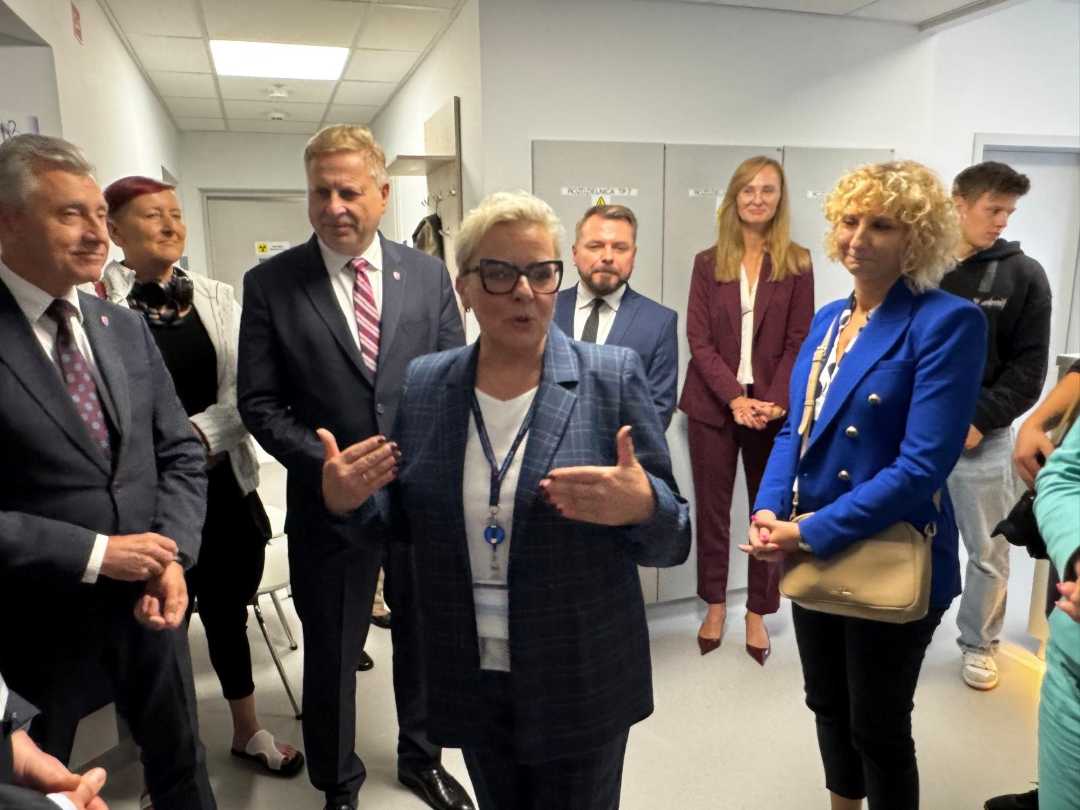 Lidia Wojda oprowadza gości i dziennikarzy po poradni.