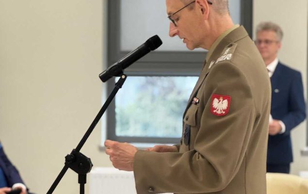Dyrektor WIM-PIB ubrany w mundur wojskowy przemawia podczas otwarcia zmodernizowanego budynku poradni.
