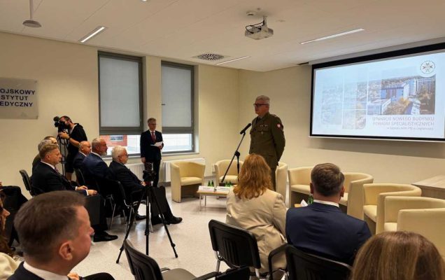 Komendant szpitala w Legionowie przemawia na sali podczas uroczystości otwarcia.