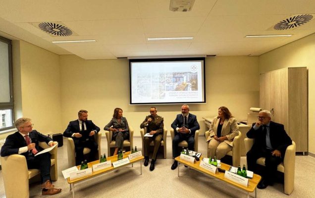Uczestnicy debaty na sali konferencyjnej.