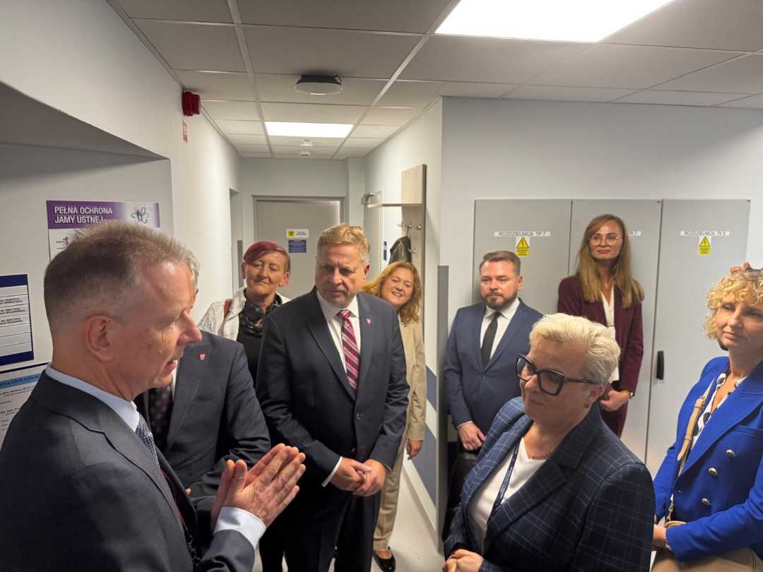 Lidia Wojda z pracownikami i gośćmi na korytarzu poradni.
