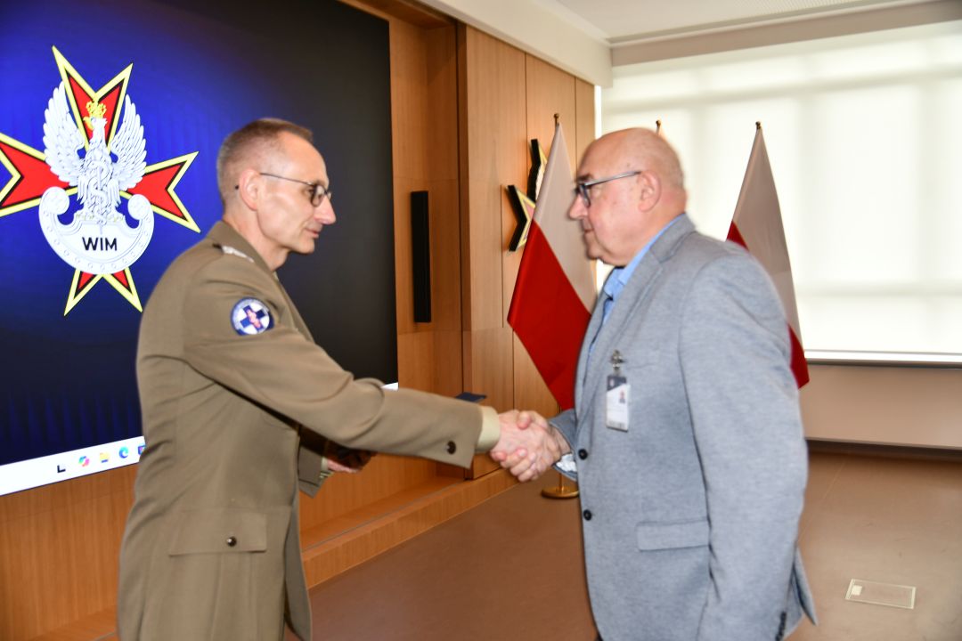 Dyrektor WIM-PIB ściska dłoń Andrzejowi Chciałowskiemu.