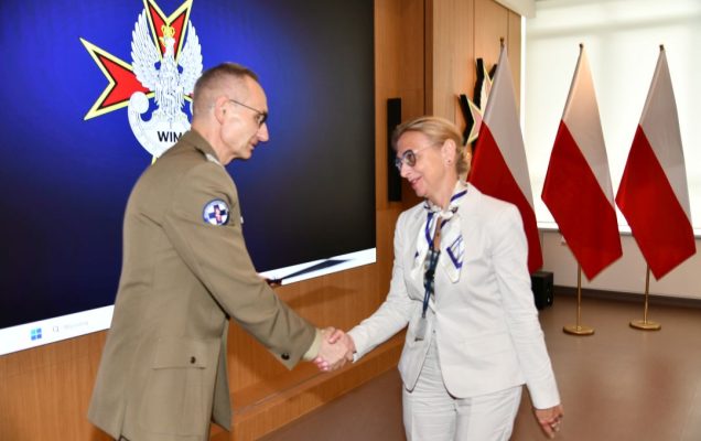 Dyrektor WIM Grzegorz Gielerak ściska dłoń Renacie Duchnowskiej.