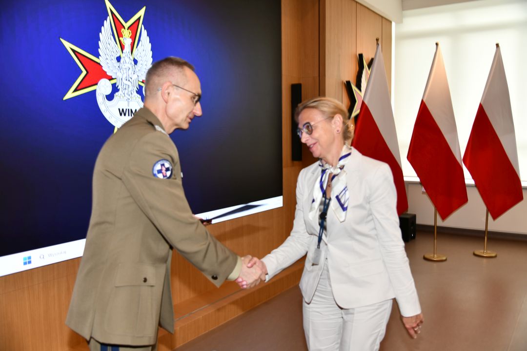 Dyrektor WIM Grzegorz Gielerak ściska dłoń Renacie Duchnowskiej.