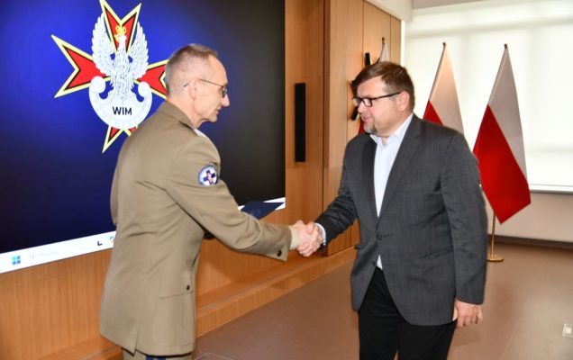 Dyrektor WIM Grzegorz Gielerak ściska dłoń członkowi Rady Naukowej WIM-PIB.
