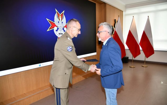 Dyrektor WIM Grzegorz Gielerak ściska dłoń członkowi Rady Naukowej WIM-PIB.