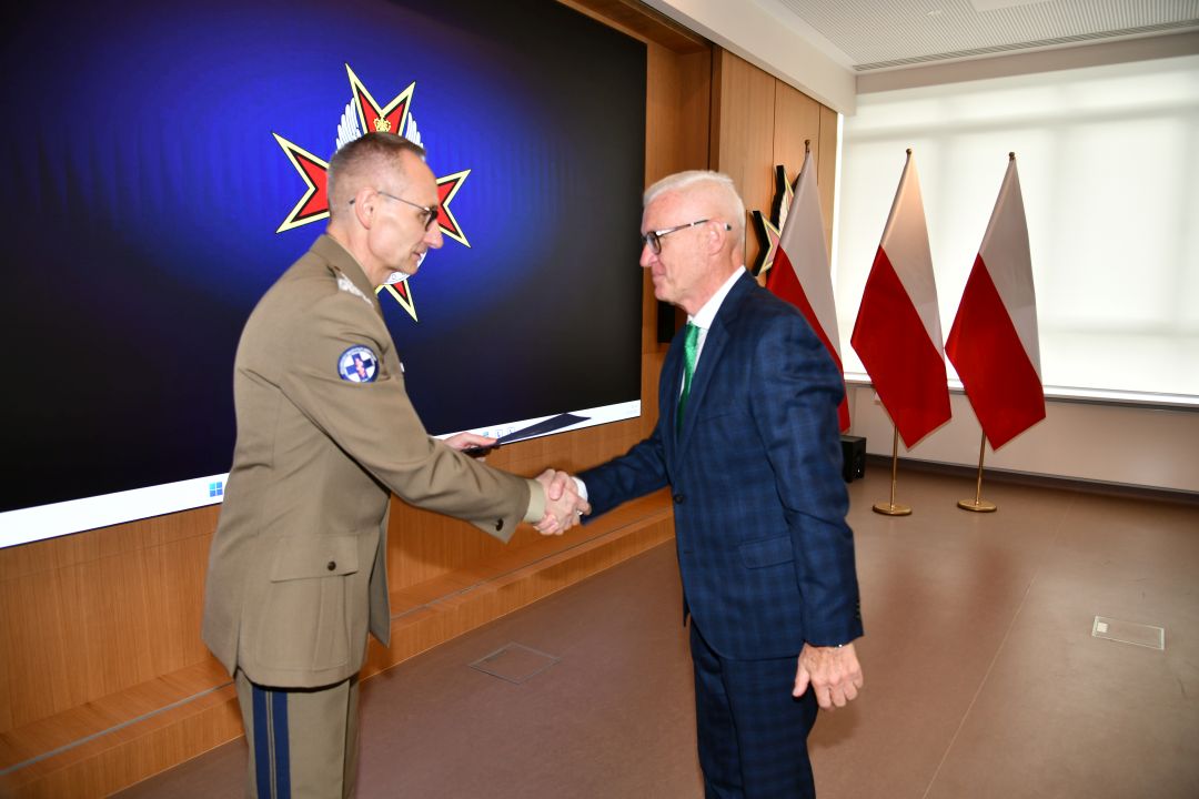 Dyrektor WIM Grzegorz Gielerak ściska dłoń członkowi Rady Naukowej WIM-PIB.