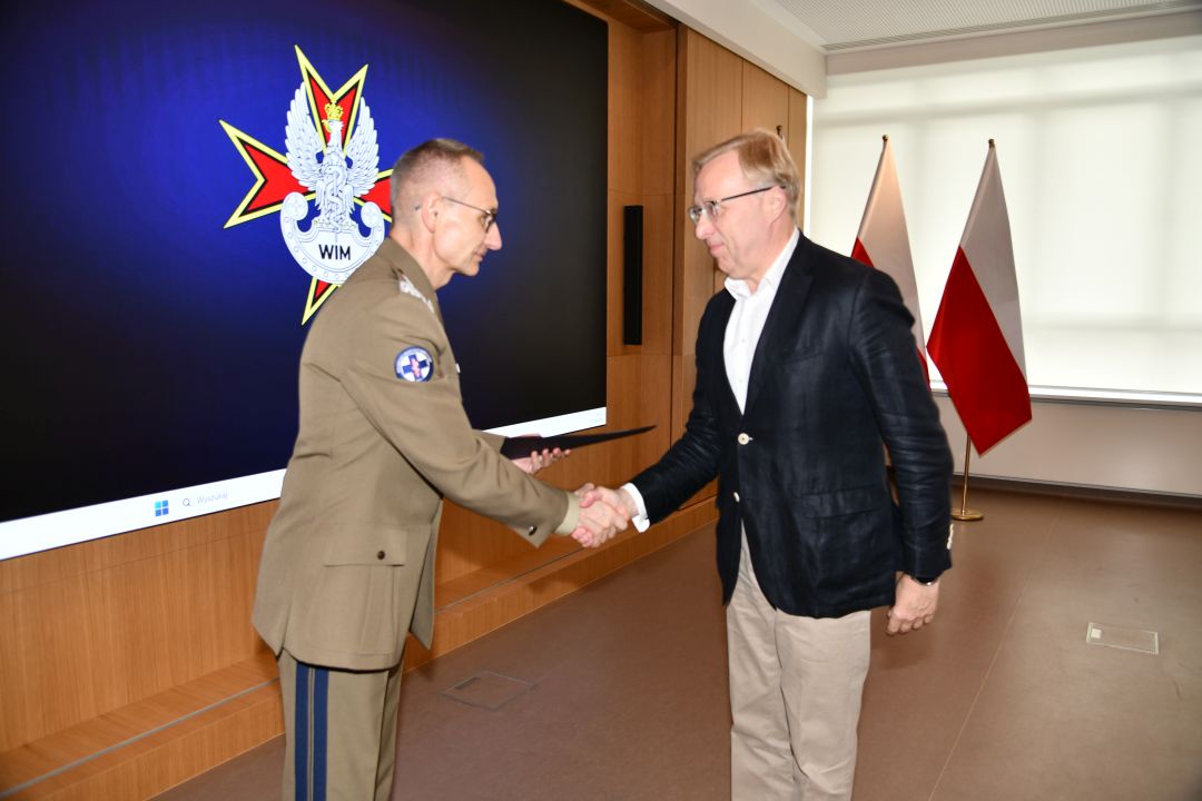 Dyrektor WIM Grzegorz Gielerak ściska dłoń członkowi Rady Naukowej WIM-PIB.