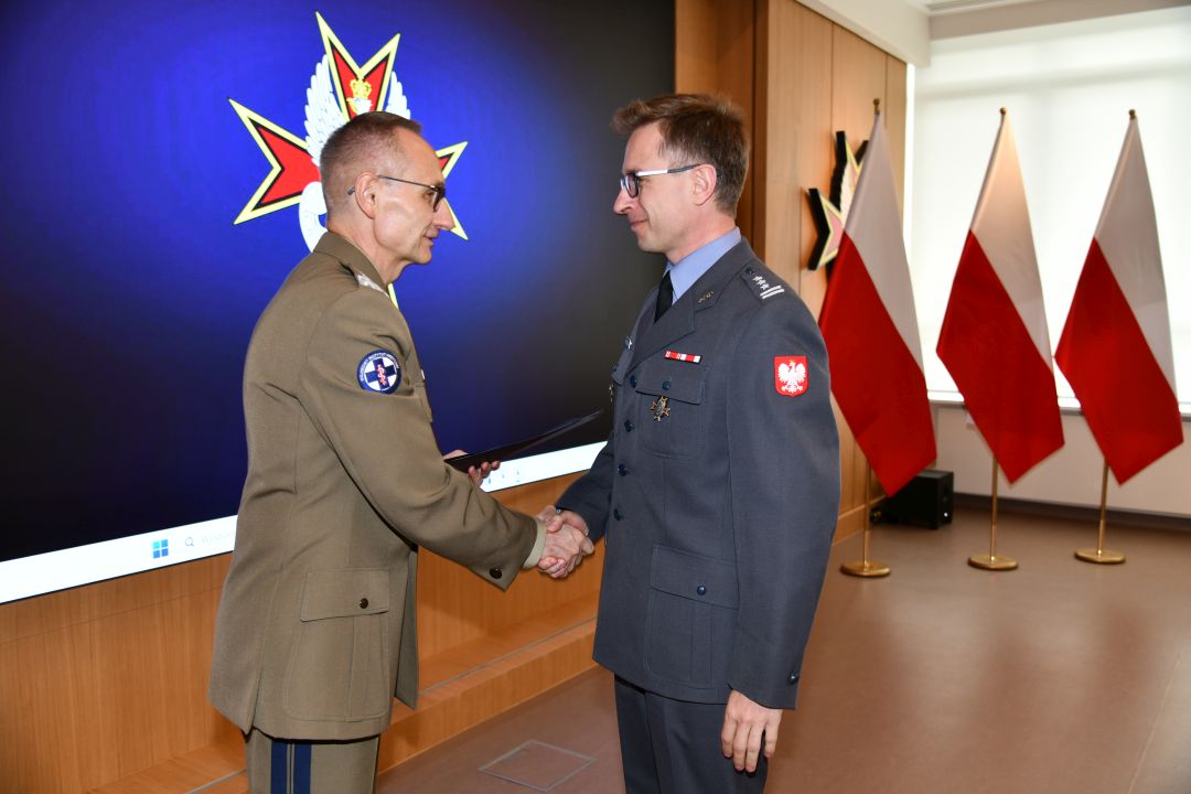 Dyrektor WIM Grzegorz Gielerak ściska dłoń członkowi Rady Naukowej WIM-PIB.