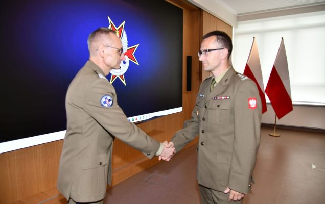 Dyrektor WIM Grzegorz Gielerak ściska dłoń członkowi Rady Naukowej WIM-PIB.