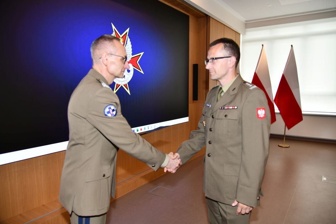 Dyrektor WIM Grzegorz Gielerak ściska dłoń członkowi Rady Naukowej WIM-PIB.