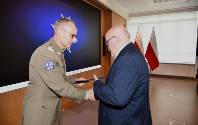 Dyrektor WIM Grzegorz Gielerak ściska dłoń członkowi Rady Naukowej WIM-PIB.
