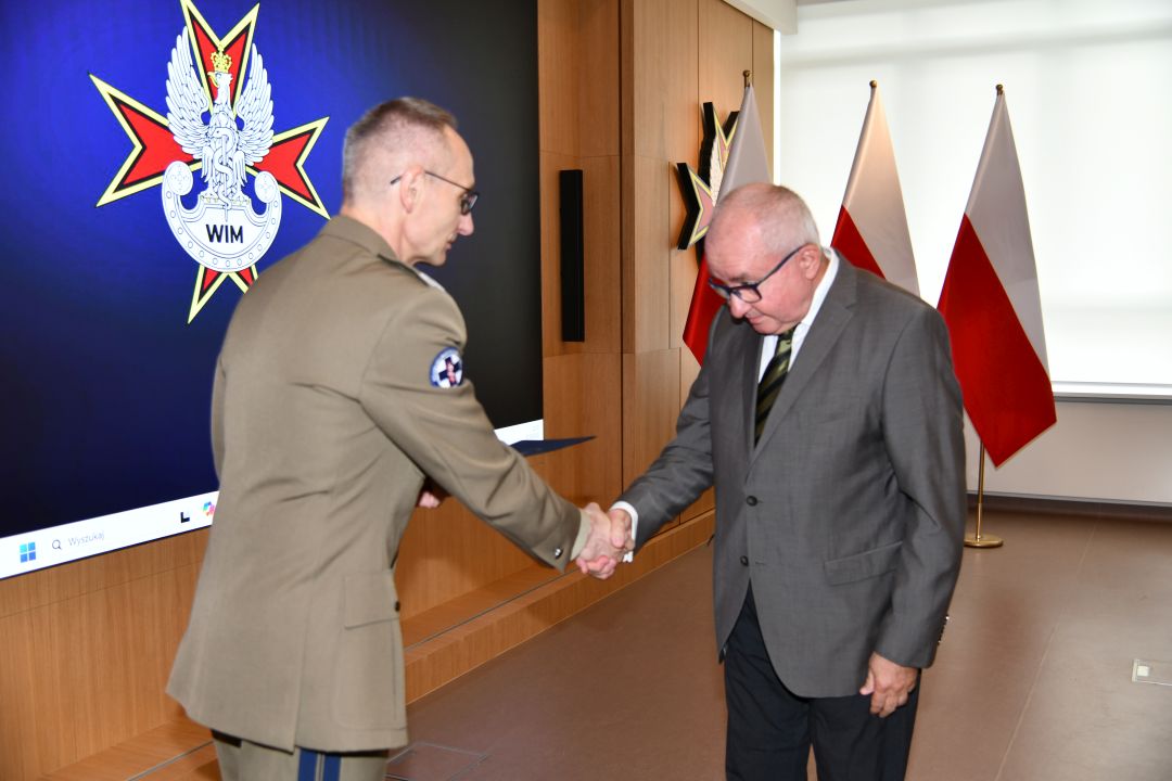 Dyrektor WIM Grzegorz Gielerak ściska dłoń członkowi Rady Naukowej WIM-PIB.