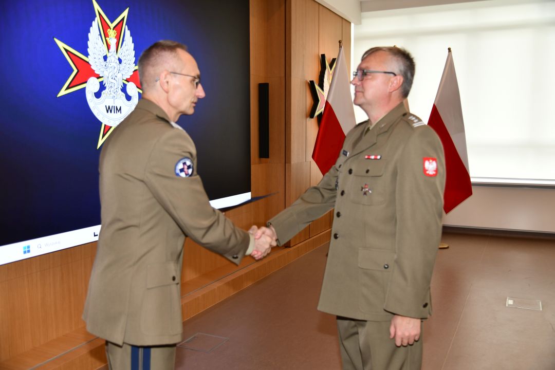 Dyrektor WIM Grzegorz Gielerak ściska dłoń członkowi Rady Naukowej WIM-PIB.